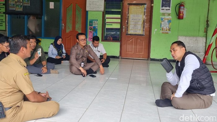 Wali Kota Surabaya Eri Cahyadi sidak ke balai RW