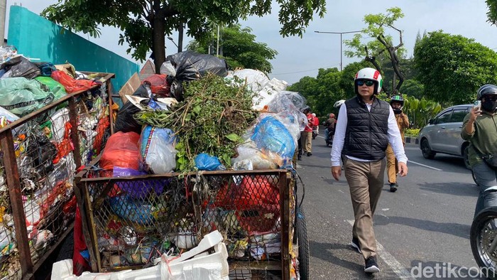 Walkot Surabaya Eri Cahyadi temukan gerobak sampah menumpuk terparkir di pinggir jalan