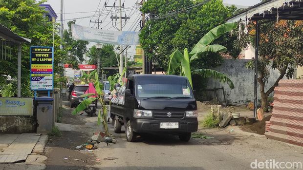Warga tanam pohon pisang di jalan rusak Sidoarjo