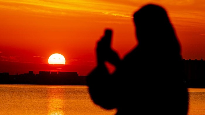 A picture taken on 20 April 2023 General view of sunrise at Doha Corniche in Doha,Qatar on 20 April 2023 (Photo by Noushad Thekkayil/NurPhoto via Getty Images)