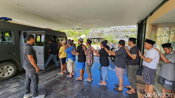 14 tersangka kasus bentrokan maut di Mamuju Tengah dilimpahkan ke Kejati Sulbar.
