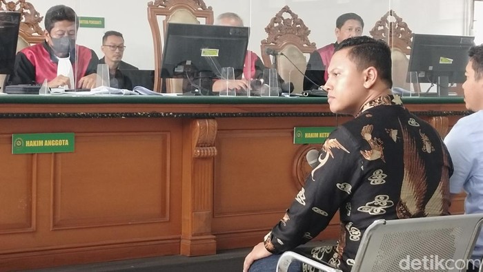 Ajudan Sunjaya, Deni Syafrudin saat memberikan kesaksian di persidangan. (Foto: Rifat Alhamidi/detikJabar)