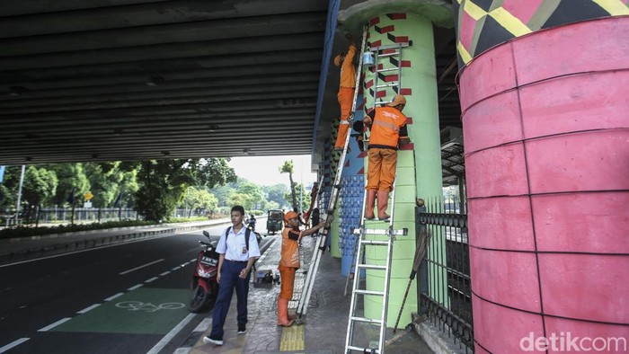 Aksi Petugas PPSU Percantik Kolong Flyover Klender Sejumlah petugas PPSU Klender mengecat tiang kolong fly over Klender, Jakarta, Rabu (10/5/2023).