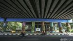 Aksi Petugas PPSU Percantik Kolong Flyover Klender