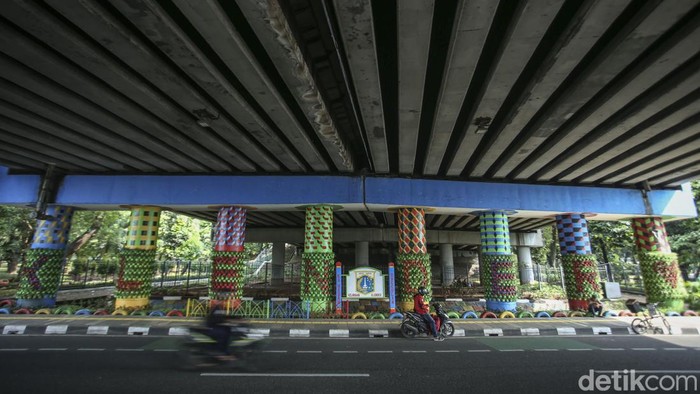Aksi Petugas PPSU Percantik Kolong Flyover Klender Sejumlah petugas PPSU Klender mengecat tiang kolong fly over Klender, Jakarta, Rabu (10/5/2023).