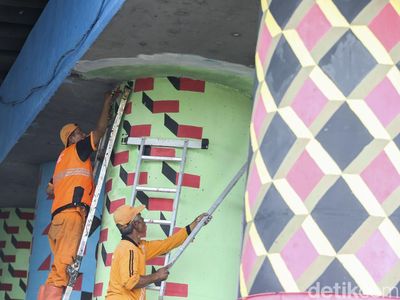 Aksi Petugas PPSU Percantik Kolong Flyover Klender