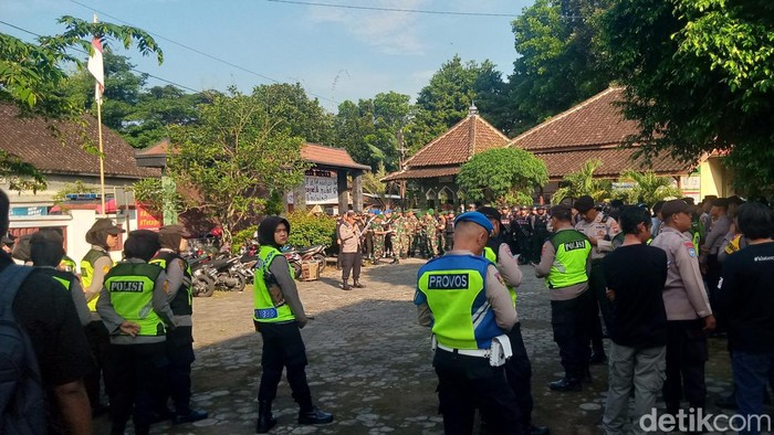 Apel pasukan eksekusi lahan proyek Tol Jogja-Solo, di kantor Desa Pepe, Kecamatan Ngawen, Rabu (10/5/2023).