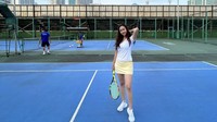 Selain itu, Aura Kasih juga memiliki hobi bermain tenis. Olahraga ini sudah lama dia lakukan, sehingga dirinya kerap membagikan momen bersama kerabatnya saat sedang bermain tenis. (Foto: Instagram @aurakasih)