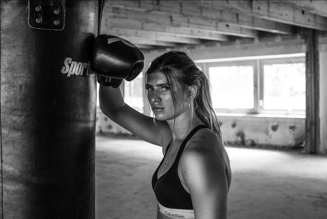 Kemampuannya tidak berhenti sampai di situ. Aurelia juga diketahui menguasi seni bela diri campuran. Foto: Instagram/@aurelia_agel