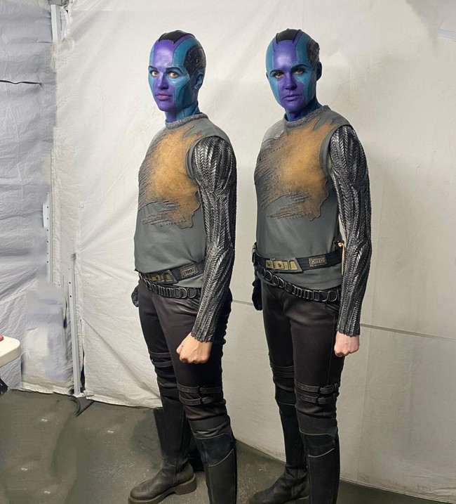 Pose bareng pemeran Nebula, Karen Gillan (kanan), keduanya tampak seperti saudara kembar. Foto: Instagram/@aurelia_agel