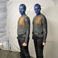 Pose bareng pemeran Nebula, Karen Gillan (kanan), keduanya tampak seperti saudara kembar. Foto: Instagram/@aurelia_agel