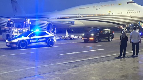 Bandara I Gusti Ngurah Rai Bali memastikan penerbangan komersial tak terganggu meski melayani pesawat kepresidenan yang parkir untuk KTT ASEAN.