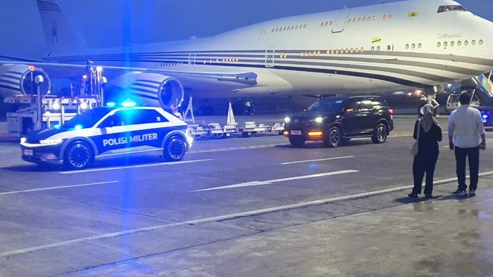 Bandara I Gusti Ngurah Rai Bali memastikan penerbangan komersial tak terganggu meski melayani pesawat kepresidenan yang parkir untuk KTT ASEAN.