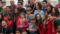 Ia hadir bersama angota keluarga intinya dalam formasi lengkap. Mulai dari Pangeran William, Kate Middleton, serta Pangeran George dan Putri Charlotte.