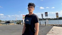 Salah satunya adalah ketika dirinya menyebut Ketua Umum PDIP Megawati Soekarnoputri sebagai “janda”. Pria yang kini sedang di Australia itu pun meminta maaf dan mengaku bahwa videonya itu “digoreng” di media sosial Twitter. (Foto: Instagram @awbimax)