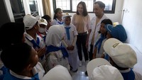 Chief Marketing Officer, Shierly Ge dan tim dokter dari Sun Life Indonesia memberikan edukasi terkait gizi dan imunisasi kepada tim dokter kecil di SDN Cipinang Muara 18.