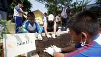 Para murid SDN Cipinang Muara 18 menanam bibit di Kebun Gizi Sekolah yang di dampingi Sun Community.