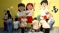 Para murid SDN Cipinang Muara 18 juga membuat mural edukasi sebagai bentuk dukungan nyata pada Program Sekolah Bersinar.