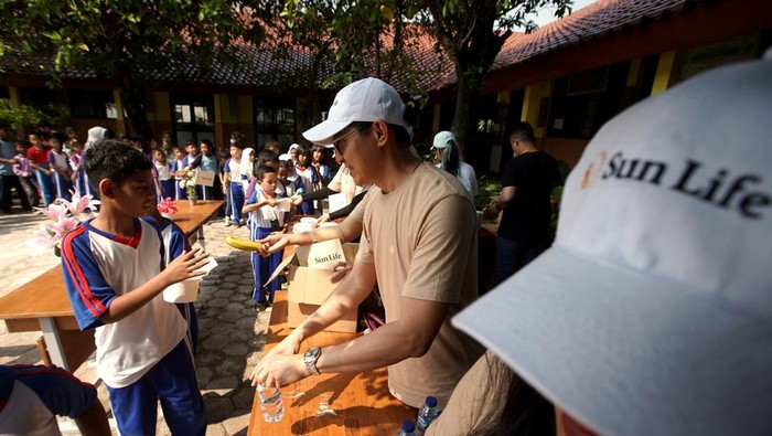 Bukti Nyata-Kepedulian pada Institusi Pendidikan Sun Life Indonesia, Wahana Visi Indonesia bersama Dinas Pendidikan Jakarta Timur dan Perwakilan Kepala Sekolah menyambut baik Program Sekolah Bersinar di SDN Cipinang Muara 18.