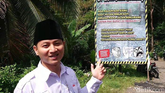 Bupati Trenggalek Mochamad Nur Arifin membalas pantun protes dari warga tentang jalan rusak.
