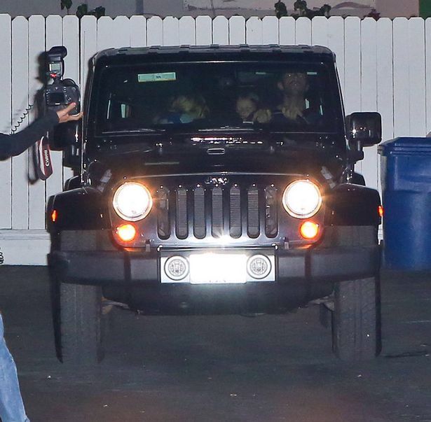 Chris Martin naik mobil Jeep Wrangler.