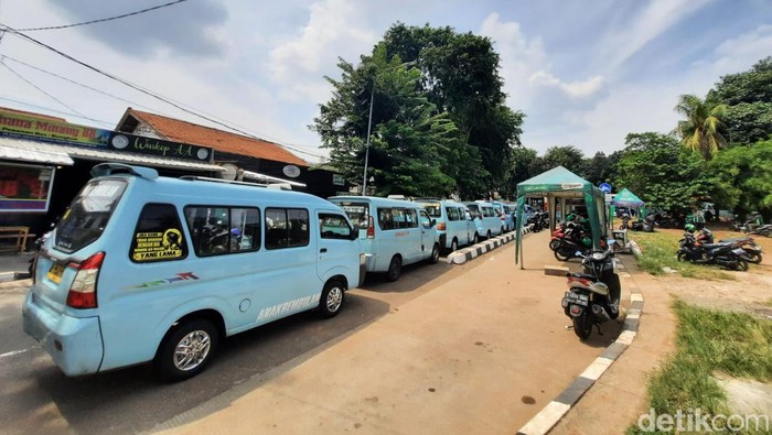 Demo Mikrolet 44 di Satsiun Tebet, Jakarta Selatan, Rabu (10/5/2023).