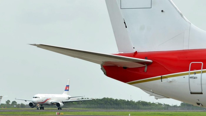 Deretan Pesawat Pemimpin Negara ASEAN Parkir di Bandara Bali Pesawat kepresidenan Indonesia (kiri) terparkir berjajar dengan pesawat kenegaraan Brunei Darussalam di Bandara I Gusti Ngurah Rai, Badung, Bali, Selasa (9/5/2023). Angkasa Pura I menyiapkan 18 parking stand khusus di Bandara Bali untuk lokasi parkir pesawat kepresidenan dan delegasi pendukung selama penyelenggaraan Konferensi Tingkat Tinggi (KTT) ASEAN 2023. ANTARA FOTO/Fikri Yusuf/YU