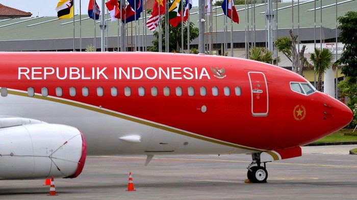 Deretan Pesawat Pemimpin Negara ASEAN Parkir di Bandara Bali Pesawat kepresidenan Indonesia (kiri) terparkir berjajar dengan pesawat kenegaraan Brunei Darussalam di Bandara I Gusti Ngurah Rai, Badung, Bali, Selasa (9/5/2023). Angkasa Pura I menyiapkan 18 parking stand khusus di Bandara Bali untuk lokasi parkir pesawat kepresidenan dan delegasi pendukung selama penyelenggaraan Konferensi Tingkat Tinggi (KTT) ASEAN 2023. ANTARA FOTO/Fikri Yusuf/YU