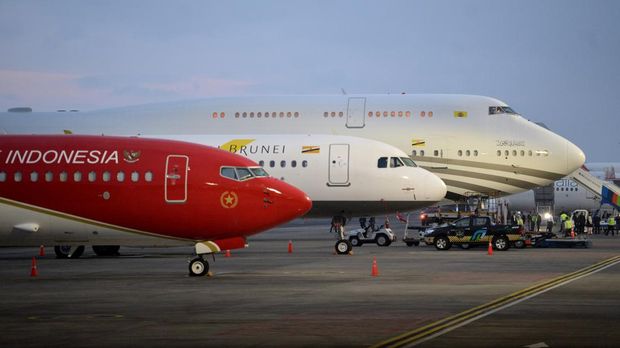 Pesawat kepresidenan Indonesia (kiri) terparkir berjajar dengan pesawat kenegaraan Brunei Darussalam di Bandara I Gusti Ngurah Rai, Badung, Bali, Selasa (9/5/2023). Angkasa Pura I menyiapkan 18 parking stand khusus di Bandara Bali untuk lokasi parkir pesawat kepresidenan dan delegasi pendukung selama penyelenggaraan Konferensi Tingkat Tinggi (KTT) ASEAN 2023. ANTARA FOTO/Fikri Yusuf/YU