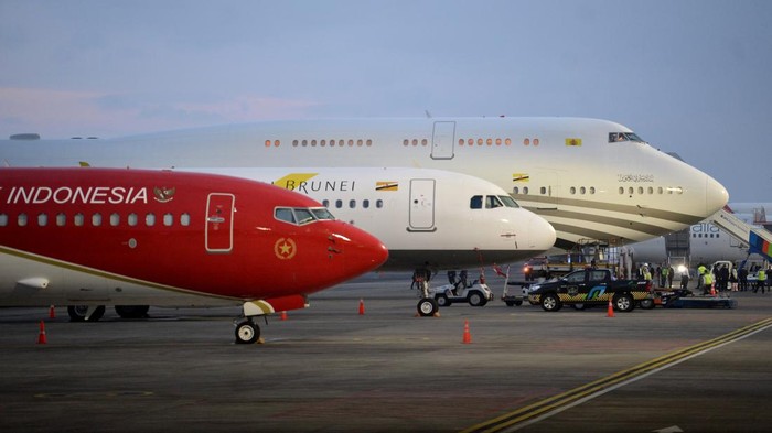 Deretan Pesawat Pemimpin Negara ASEAN Parkir di Bandara Bali Pesawat kepresidenan Indonesia (kiri) terparkir berjajar dengan pesawat kenegaraan Brunei Darussalam di Bandara I Gusti Ngurah Rai, Badung, Bali, Selasa (9/5/2023). Angkasa Pura I menyiapkan 18 parking stand khusus di Bandara Bali untuk lokasi parkir pesawat kepresidenan dan delegasi pendukung selama penyelenggaraan Konferensi Tingkat Tinggi (KTT) ASEAN 2023. ANTARA FOTO/Fikri Yusuf/YU