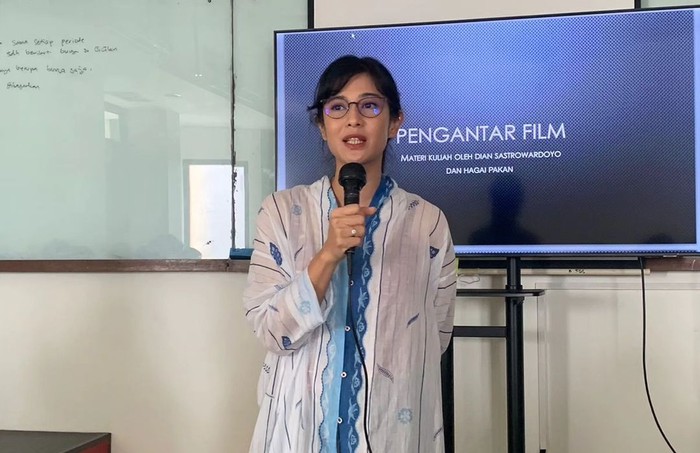Dian Sastrowardoyo sedang mengajar di Universitas Indonesia (UI)
