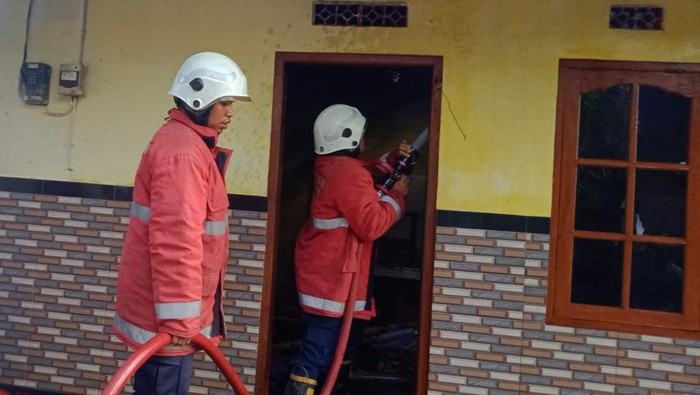 Dinas Damkartan Karangasem saat melakukan proses pemadaman api yang membakar dapur milik I Made Budiana yang berada di Banjar Dinas Tegeh, Desa Amerta Buana, Kecamatan Selat, Kabupaten Karangasem, Rabu (10/5/2023). (istimewa)