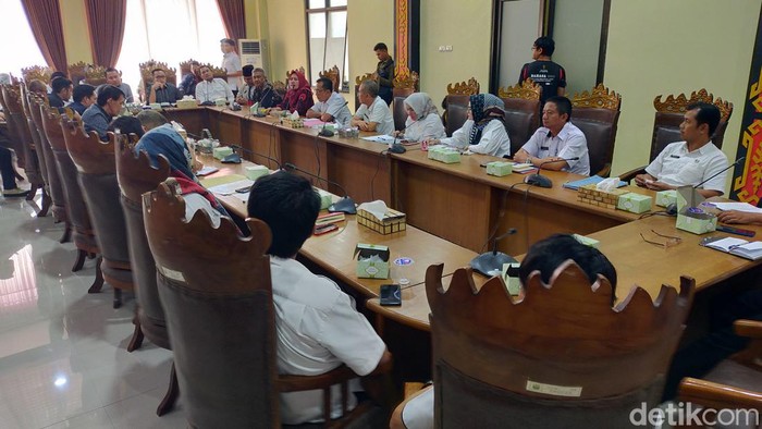 Dinas PU menjelaskan kepada DPRD Bandar Lampung terkait mobil dinas yang digunakan untuk memasang bendera partai.