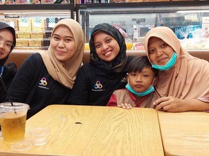 Donasi Sahabat Baik Bantu Usaha Ortu Bocah dengan Mata Memerah
