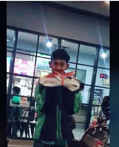 Driver ojol ditemani istri