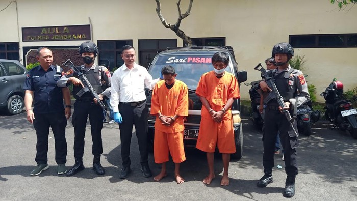 Dua tersangka pencurian sebuah mobil pikap dihadirkan saat konferensi pers di Polres Jembrana, Rabu (10/5/2023)