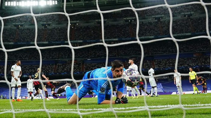 Real Madrids goalkeeper Thibaut Courtois looks round after he was beaten by a shot from Manchester Citys Kevin De Bruyne who scored his sides first goal during the Champions League semifinal first leg soccer match between Real Madrid and Manchester City at the Santiago Bernabeu stadium in Madrid, Spain, Tuesday, May 9, 2023. (AP Photo/Manu Fernandez)