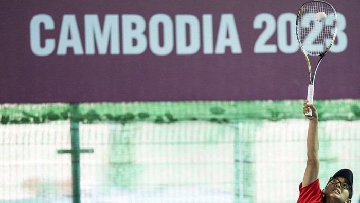 Dwi Rahayu Pitri raih medali emas soft tenis Petenis tunggal putri Indonesia Dwi Rahayu Pitri mengekspresikan kegembiraannya setelah mengalahkan petenis putri Filipina Noelle Nikki Zoleta pada laga final Soft Tenis tunggal putri SEA Games 2023 di Sport Center Building, National Olympic Stadium, Phnom Penh, Kamboja, Rabu (10/5/2023). Dwi Rahayu Pitri berhasil meraih medali emas setelah menang dengan skor 4-3. ANTARA FOTO/M Agung Rajasa/aww.
