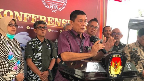 Eks Danrem 162/WB Lalu Rudy Irham Srigede saat mendaftarkan diri menjadi bacaleg DPD dapil NTB di KPU pada Selasa (10/5/2023).