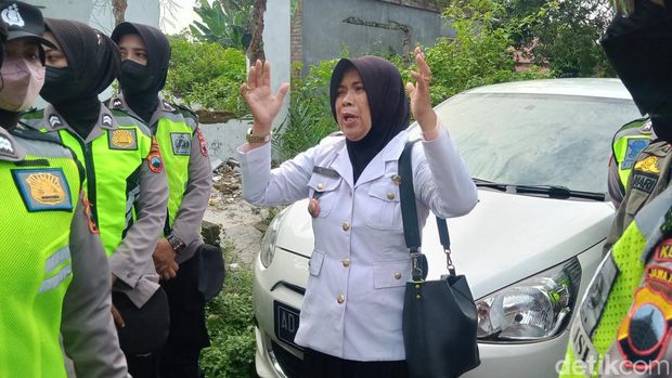 Eksekusi lahan kena proyek tol di Pepe, Klaten, Rabu (10/5/2023). Tampak Bu Kades Pepe menangis melihat rumahnya rata dengan tanah.
