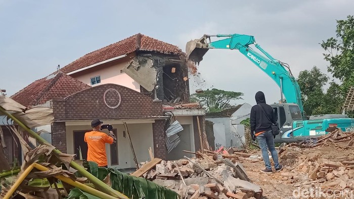 Eksekusi lahan kena proyek tol di Pepe, Klaten, Rabu (10/5/2023). Tampak Bu Kades Pepe menangis melihat rumahnya rata dengan tanah.