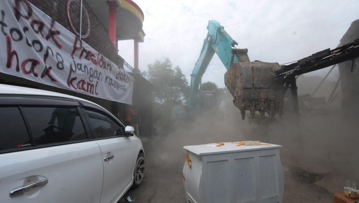 Eksekusi rumah terdampak pembangunan jalan tol Solo-Yogyakarta Petugas eksekusi menggunakan alat berat merubuhkan rumah warga yang terdampak pembangunan jalan tol Solo-Yogyakarta di Pepe, Ngawen, Klaten, Jawa Tengah, Rabu (10/5/2023). Pengadilan Negeri Klaten mengeksekusi sebanyak 13 bidang di desa tersebut untuk kelanjutan pembangunan jalan tol Solo-Yogyakarta. ANTARA FOTO/Aloysius Jarot Nugroho/nz.