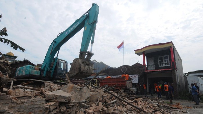 Petugas eksekusi menggunakan alat berat merubuhkan rumah warga yang terdampak pembangunan jalan tol Solo-Yogyakarta di Pepe, Ngawen, Klaten, Jawa Tengah, Rabu (10/5/2023). Pengadilan Negeri Klaten mengeksekusi sebanyak 13 bidang di desa tersebut untuk kelanjutan pembangunan jalan tol Solo-Yogyakarta. ANTARA FOTO/Aloysius Jarot Nugroho/nz.