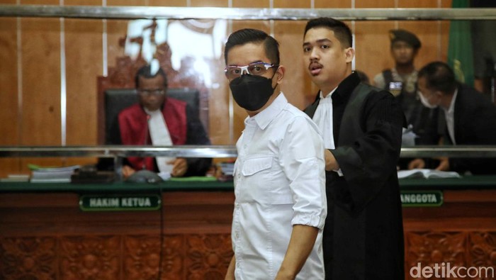 Mantan Kapolres Bukittinggi AKBP Dody Prawiranegara menjalani sidang vonis di Pengadilan Jakarta Barat, Rabu (10/5/2023). AKBP Dody Prawiranegara divonis 17 tahun penjara dan denda Rp 2 miliar subsider 6 bulan penjara dalam kasus peredaran narkoba yang turut menjerat eks Kapolda Sumbar Irjen Teddy Minahasa.