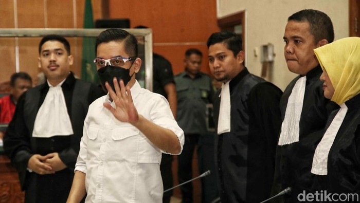 Mantan Kapolres Bukittinggi AKBP Dody Prawiranegara menjalani sidang vonis di Pengadilan Jakarta Barat, Rabu (10/5/2023). AKBP Dody Prawiranegara divonis 17 tahun penjara dan denda Rp 2 miliar subsider 6 bulan penjara dalam kasus peredaran narkoba yang turut menjerat eks Kapolda Sumbar Irjen Teddy Minahasa.