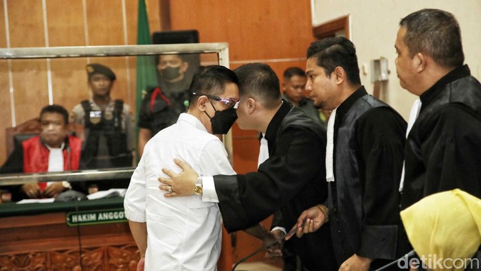 Mantan Kapolres Bukittinggi AKBP Dody Prawiranegara menjalani sidang vonis di Pengadilan Jakarta Barat, Rabu (10/5/2023). AKBP Dody Prawiranegara divonis 17 tahun penjara dan denda Rp 2 miliar subsider 6 bulan penjara dalam kasus peredaran narkoba yang turut menjerat eks Kapolda Sumbar Irjen Teddy Minahasa.