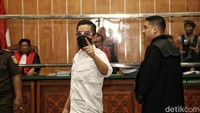 Dody langsung melawan. Dody mengatakan akan banding dan membuktikan keadilan. Dody menyampaikan hal tersebut sambil mengacungkan jari telunjuknya. Dia mengaku dikorbankan.  