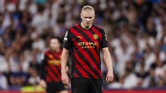MADRID, SPAIN - MAY 9: Erling Haaland of Manchester City walks in the field during the UEFA Champions League semi-final first leg match between Real Madrid and Manchester City FC at Estadio Santiago Bernabeu on May 9, 2023 in Madrid, Spain. (Photo by Eurasia Sport Images/Getty Images)