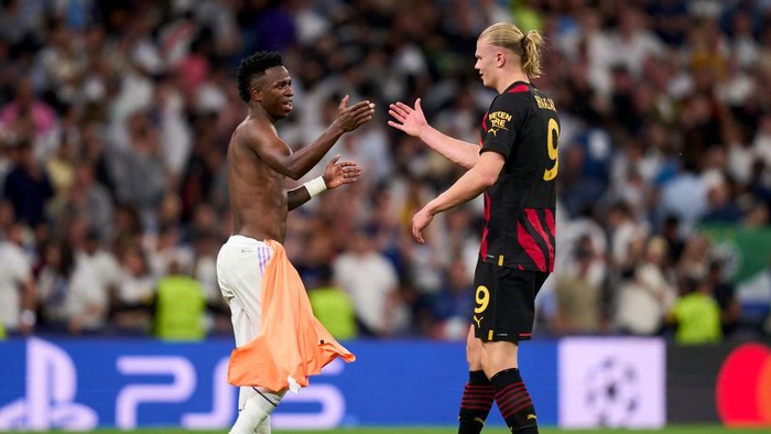MADRID, SPAIN - MAY 09: Vinicius Junior of Real Madrid salutes with Erling Haaland of Manchester City FC after the game during the UEFA Champions League semi-final first leg match between Real Madrid and Manchester City FC at Estadio Santiago Bernabeu on May 09, 2023 in Madrid, Spain. (Photo by Diego Souto/Quality Sport Images/Getty Images)