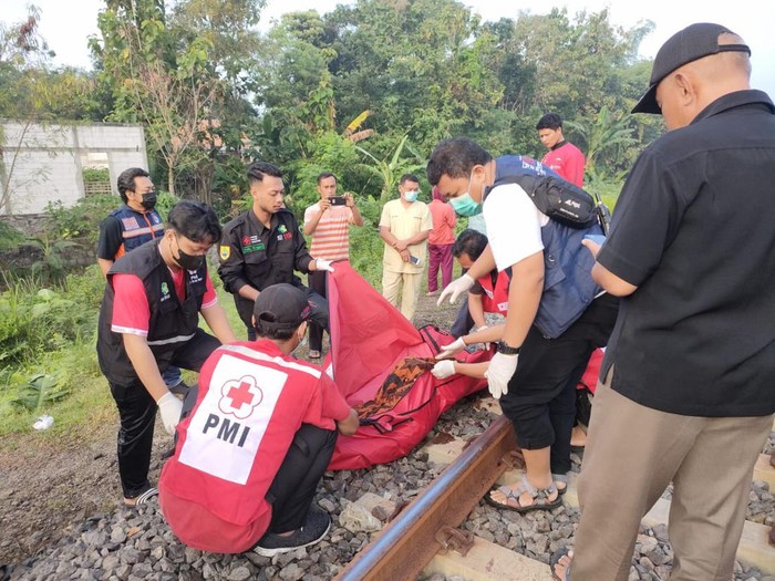 Evakuasi jenazah wanita yang tertabrak kereta di Desa Wonolelo, Sragen, Rabu (10/5/2023) pagi.